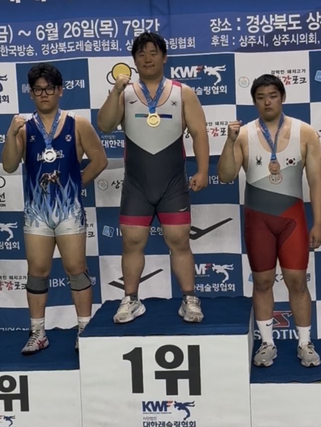 제50회 KBS배 전국레슬링대회 남고부 자유형 125㎏급서 시즌 2관왕에 오른 장준혁(가운데).서현고 제공