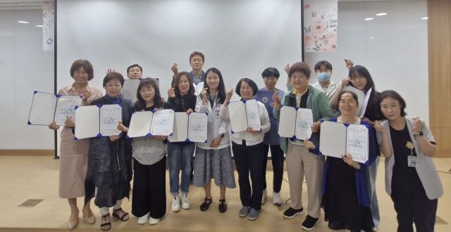 경기도의료원 이천병원이 호스피스 자원봉사자 양성교육 실시해 교육자들이 수료증을 받았다. 이천병원 제공.