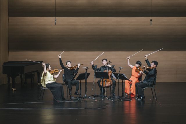 ‘2025 평택 실내악 축제’에서 바이올린의 이지혜·임창호, 첼로의 이강호, 비올라의 서수민, 최은식이 드보르작의 현악 5중주 작품을 연주하고 있다. 평택시문화재단 제공