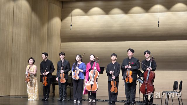 (왼쪽부터) 지난 21일 막을 내린 ‘2025 평택 실내악 축제’ 앙코르 무대 후 바이올린의 김현미·김덕우·이우일·황인영, 첼로의 이정란, 비올라의 신경식·김상진, 첼로의 이강현이 객석에 인사하고 있다. 이나경기자