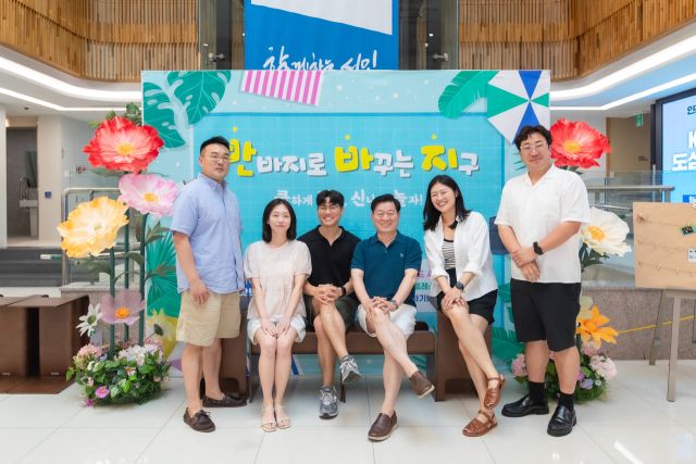 박승원 광명시장(왼쪽 네 번째)이 23일 오전 시청 본관 로비 포토존에서 열린 ‘반바지 데이’ 행사에서 직원들과 기념촬영을 하고 있다. 광명시 제공