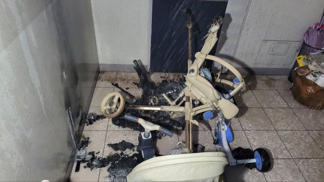 23일 오후 7시30분께 안산시 단원구 한 아파트에서 화재가 발생해 주민 등 130여명이 대피하는 소동이 빚어졌다. 경기도소방재난본부 제공