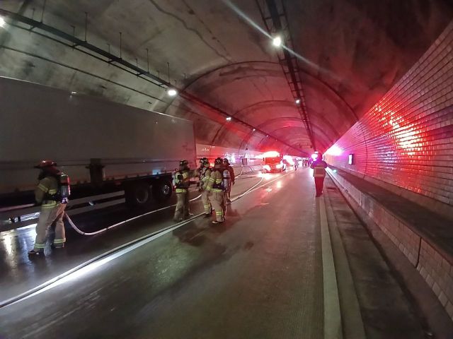 23일 오후 9시10분께 여주시 광주원주고속도로 원주방향 산북터널을 지나던 윙바디 화물차에서 불이 났다. 경기도소방재난본부 제공