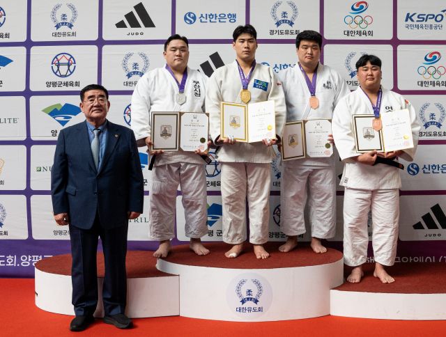 제4회 양평몽양컵 전국유도대회 남자 일반부 +100㎏급서 우승한 박견우(왼쪽 두번째)가 2,3위 입상 선수들과 함께 시상자인 조용철 대한유도회장과 기념촬영을 하고 있다.대한유도회 제공