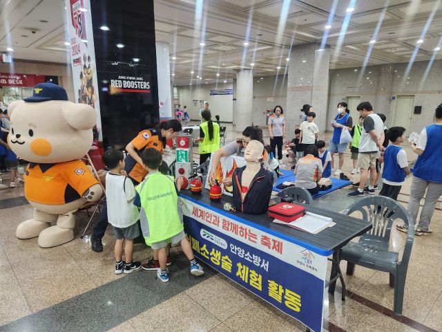 안양소방서가 ‘세계인의 날’ 기념 다문화가족 초청 축제에서 119소방안전체험 부스를 운영했다. 안양소방서 제공.