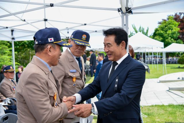 백영현 포천시장이 6·25전쟁 기념행사장에서 참전용사들과 인사를 나누며 감사의 뜻을 전하고 있다. 포천시 제공