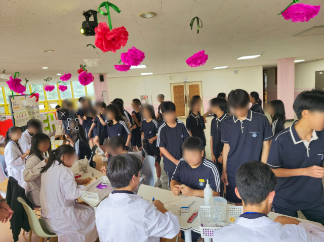 용인 이현중의 학생주도 과학체험부스가 점심시간을 이용해 진행되고 있다. 이현중 제공