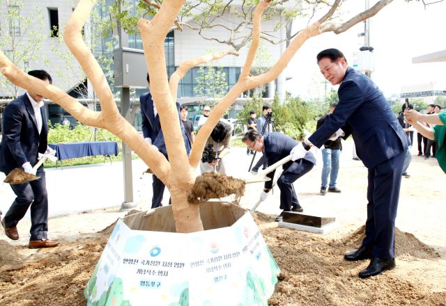 최대호 안양시장이 지난 23일 서울 금천구청 앞 금나래중앙공원에서 열린 안양천 명소화 고도화 행정정협의회 기념식수 행사에 참석해 배롱나무를 심고 있다. 안양시 제공