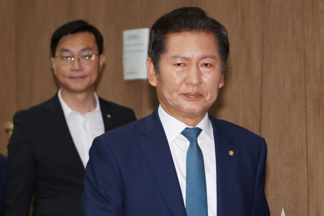 더불어민주당 정청래 의원이 15일 서울 여의도 국회 소통관에서 당대표 선거 출마 의사를 밝히기 위해 기자회견장으로 들어서고 있다. 연합뉴스