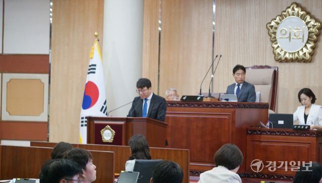 지난 23일 열린 제295회 고양시의회 제1차 정례회 마지막 날 본회의에서 권용재 의원(더불어민주당·고양사)이 ‘2025 고양 아시아·대양주 도로대회 준비 및 개최를 위한 상호협력 협약 동의안’에 대한 반대의견을 밝히고 있다. 신진욱기자