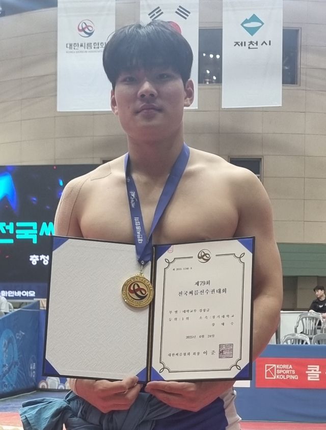 대학부 경장급서 우승, 단체전 포함 대회 2관왕에 오른 강태수.경기대 제공