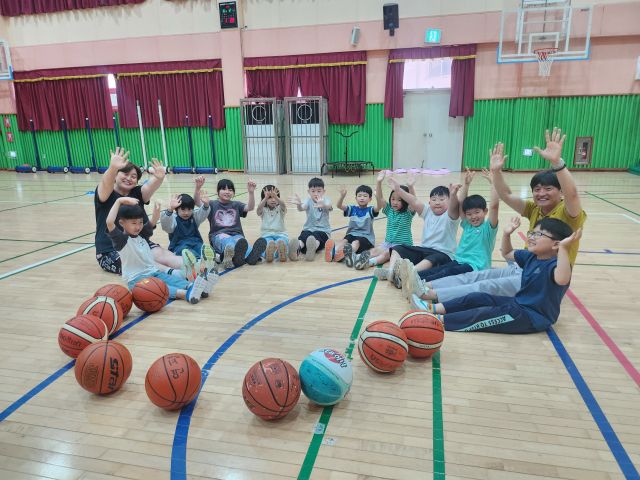 유영주 전 여자농구 국가대표가 인천 연평초등학교롤 찾아 학생들과 농구 수업을 했다. 인천시교육청 제공