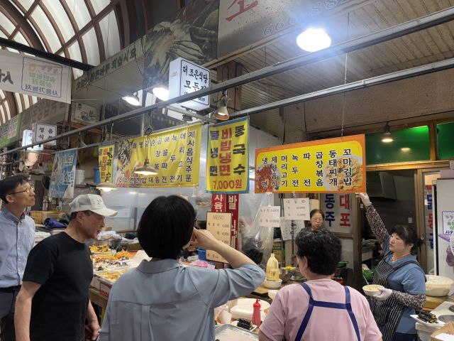 평택시 공무원들이 송탄시장에서 이용 불편을 최소화하기 위해 점검에 나서고 있다. 평택시 제공