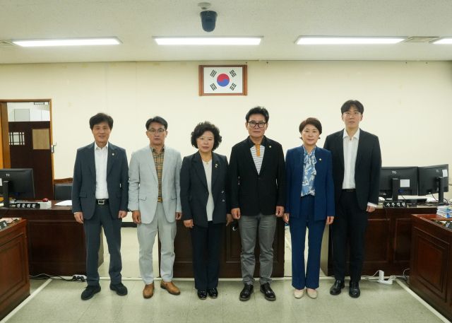 안양시의회 도시건설위원회. 안양시의회 제공