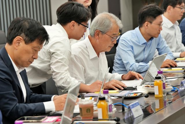 임종룡 우리금융 회장이 직접 ChatGPT 업무 활용 실습을 하고 있다. 우리금융