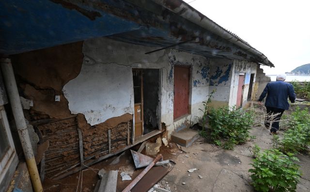 25일 인천 옹진군 덕적도 북리에 옛 선주집이 방치 중이다. 조병석기자