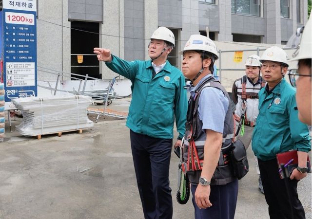 25일 인천 미추홀구 학익동 일대 건설현장에서 이영훈 미추홀구청장이 현장 관계자들과 안전점검을 하고 있다. 미추홀구제공