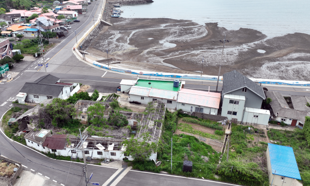 25일 오전 인천 옹진군 덕적도 북리 곳곳에 사람이 살지 않는 빈집과 빈 상가들이 방치 중이다. 조병석기자