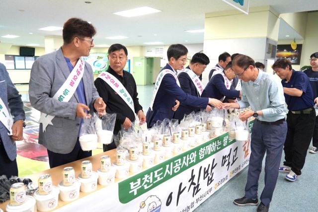 NH농협 부천시지부(지부장 김장섭)는 오정농협(조합장 조원호), 부천농협(조합장 이호준)과 함께 25일 오전 8시, 부천종합운동장에서 ‘아침밥 먹기 캠페인’을 공동으로 진행했다.NH농협 제공.