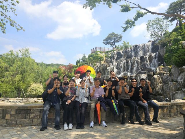 내근부서 스트레스 해소, 부서 간 의견 교환을 위해 열린 용인소방서 ‘이음 릴레이 간담회’에 참여한 안기승 서장과 구성원들이 기념촬영을 하고 있다. 용인소방서 제공