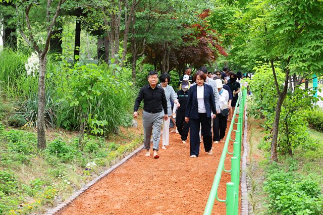 박종효 남동구청장(왼쪽)과 이정순 남동구의회 의장이 소래 수변 맨발 걷기 산책로를 걷고 있다. 남동구청 제공