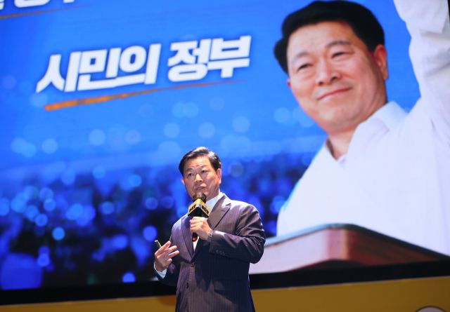 박승원 광명시장이 지난 24일 광명극장에서 열린 제6회 자치분권 포럼 ‘자치분권 아리랑’에서 인사마말을 하고 있다. 광명시 제공