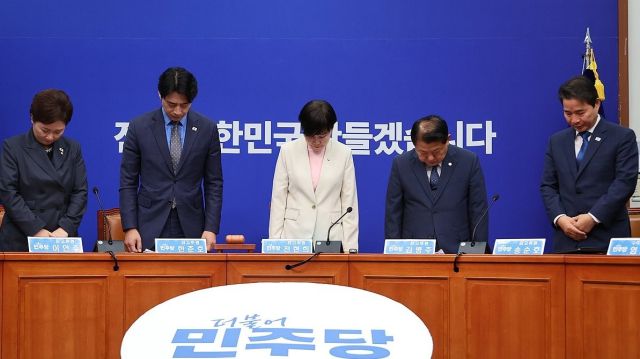 더불어민주당 전현희 의원(왼쪽 세번째) 등 최고위원들이 25일 서울 여의도 국회에서 열린 최고위원회의에서 6·25전쟁 75주년을 맞아 희생자들을 추모하며 묵념하고 있다. 연합뉴스