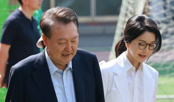 윤석열 전 대통령과 김건희 여사가 제21대 대통령 선거일인 지난 3일 서울 서초구 원명초등학교에 마련된 서초4동 제3투표소에 도착하고 있다. 연합뉴스