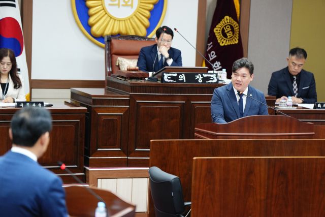 김현규 시의원이 지난 24일 시정질의를 통해 포천세무서 이전부지 매각과 관련된 행정절차에 대해 강하게 질타하고 있다. 포천시의회 제공