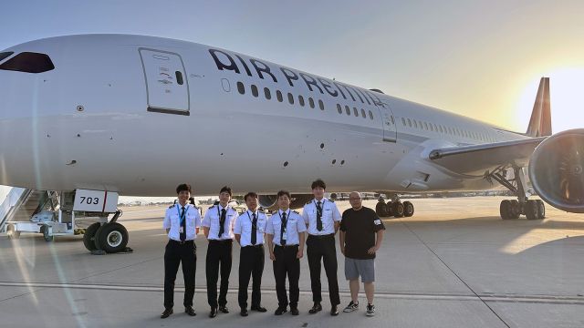 보잉 787-9 드림라이너를 신규 도입한 에어프레미아가 관계자들과 항공기 앞에서 기념사진을 촬영하고 있다. 에어프레미아 제공