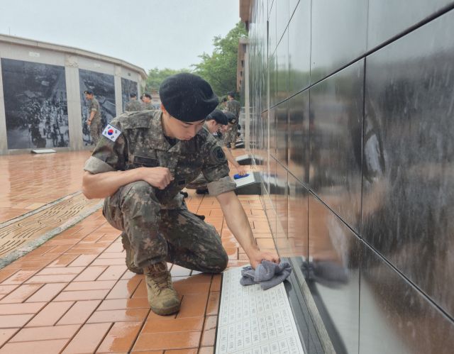 육군 제55보병사단 쌍마여단 장병들이 국립이천호국원을 방문해 호국영령에 대한 참배 후 납골당 청소 등의 봉사활동을 펼쳤다. 쌍마여단 제공.