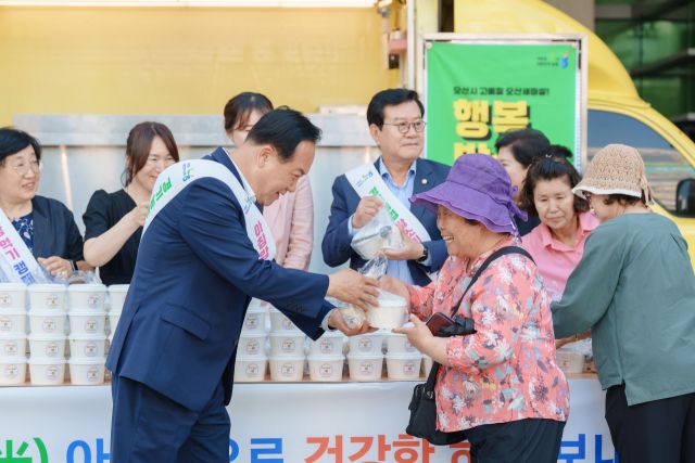 캠페인에 참가한 이권재 시장이 시민에게 컵밥을 나눠주고 있다. NH농협 오산시지부 제공