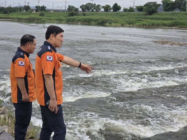 이천소방서 장동권 서장이 장마철을 맞아 풍수해 대비 취약지역인 복하천에서 현장점검을 실시했다. 이천소방서 제공.