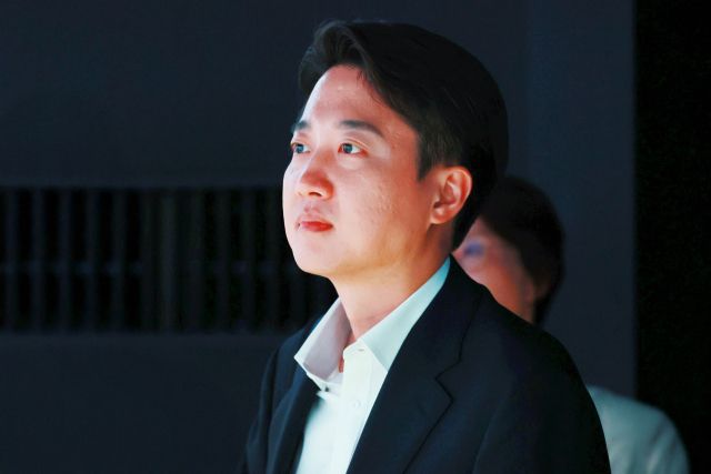 18일 서울 강남구 코엑스에서 열린 2025 메타버스 엑스포에서 개혁신당 이준석 의원이 부스를 둘러보고 있다. 연합뉴스