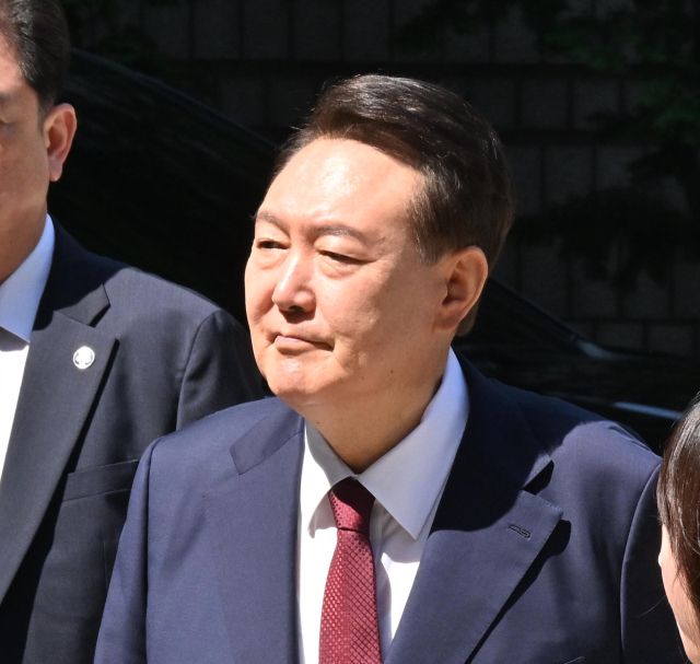 윤석열 전 대통령이 23일 서울 서초구 서울중앙지방법원에서 열린 내란 우두머리 혐의·직권남용 권리행사 방해 혐의 사건 8차 공판에 출석하고 있다. 연합뉴스