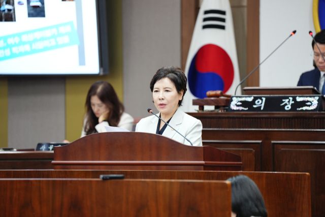 지난 24일 포천시의회 안애경 의원이 산정호수케이블카·고모호수공원 사업에 대한 시정질의를 하며 포천시의 결단과 책임있는 행정을 촉구하고 있다. 포천시의회 제공