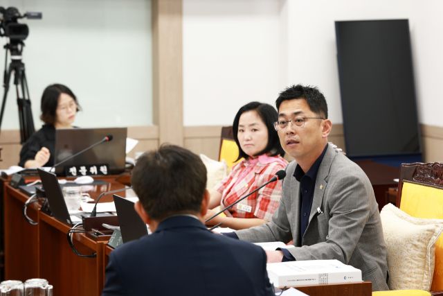 ■송진욱 위원이 군 관계자에게 ‘실효성 있는 정책’ 등을 당부하고 있다. 양평군의회 제공