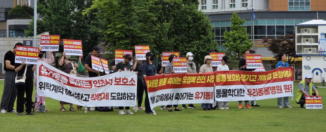 인천 동물보호단체가 26일 인천시청 앞에서 인천 유기동물 보호소의 운영 실태를 고발하는 집회를 하고 있다. 박귀빈기자