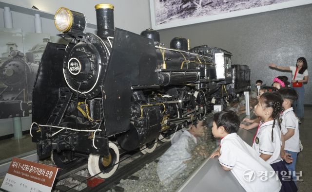 철도의 날을 앞두고 박물관을 구경온 어린이들 [포토뉴스]