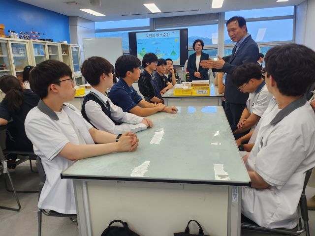 임태희 경기도교육감이 26일 국립과천과학관에서 공유학교 프로그램에 참여한 학생들과 대화하고 있다. 박화선기자