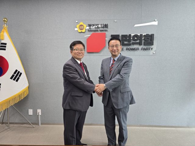 경기도의회 4기 대표 선거에 출마한 허원 건설교통위원장이 백현종 도시환경위원장으로의 단일화를 선언하며 악수를 나누고 있다. 김경희기자