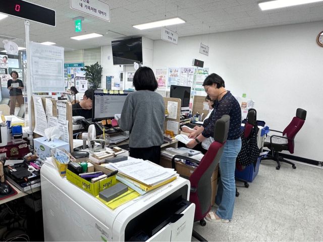 구리시 교문1동은 악성 민원 발생 시 민원 담당 공무원을 보호하고 안전한 근무 환경 조성을 위해 특이민원 대응 모의훈련’을 진행하고 있다.구리시 제공