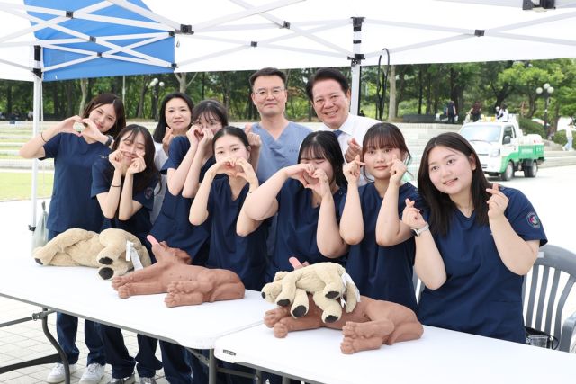 최근 안양시 동안구 평촌공원에서 열린 ‘2025 안양 반려동물 사랑나눔 축제’에서 최대호 시장이 반려인들과 기념촬영을 하고 있다. 안양시 제공
