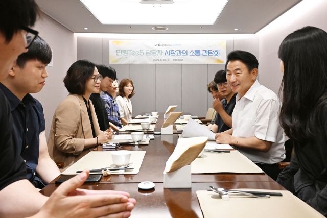 김동근 의정부시장이 지난 25일 국민신문고 민원처리 상위 5개 부서 담당 공무원들과 오찬 간담회를 열고 있다. 의정부시 제공