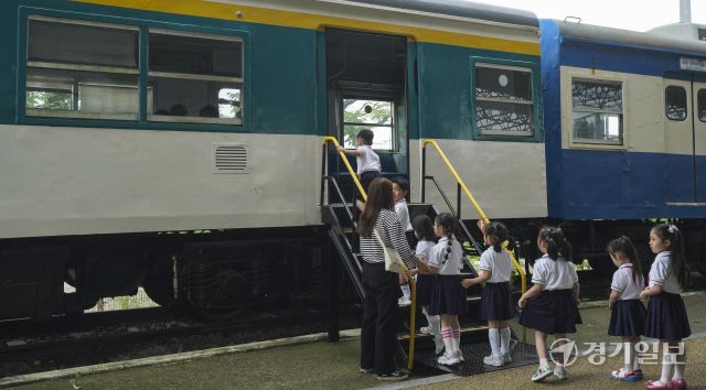 철도의 날을 앞두고 박물관을 구경온 어린이들 [포토뉴스]