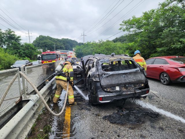 포천 영중면 금주리 도로 차량 화재현장. 포천소방서 제공