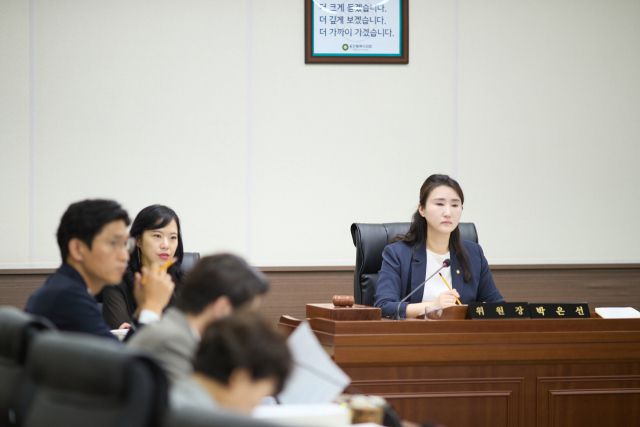 26일 오후 용인특례시의회 예산결산특별위원회 회의실에서열린 ‘2024년 세입세출 결산승인 심사’에서 의원들이 논의하고 있다. 용특례시의회 제공