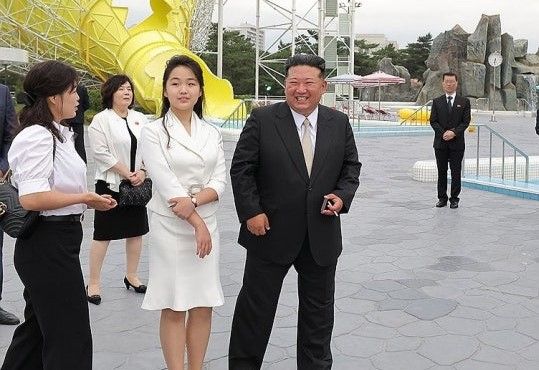 북한, 원산갈마관광지구 준공식에 참석한 김정은 북한 국무위원장, 리설주 여사, 딸 주애. 조선중앙통신 연합뉴스