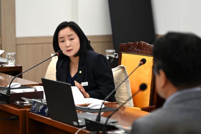 지민희 위원이 반려동물친화관광도시 조성사업 등 농업과 관광사업에 대해 질의하고 있다. 양평군의회 제공