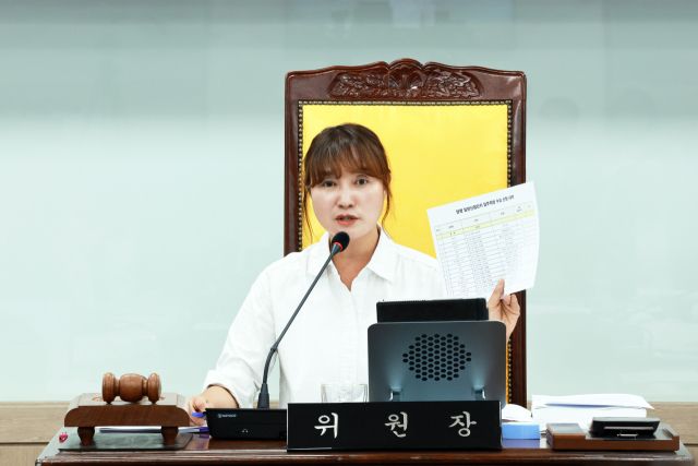 여현정 위원장이 군의 책임 있는 행정을 촉구하며 질의하고 있다. 양평군의회 제공